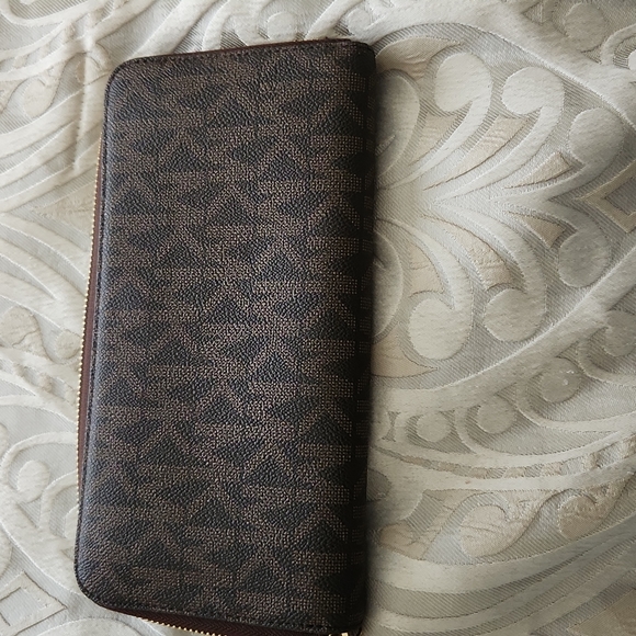 Large Micheal Kors Wallet - Picture 2 of 6